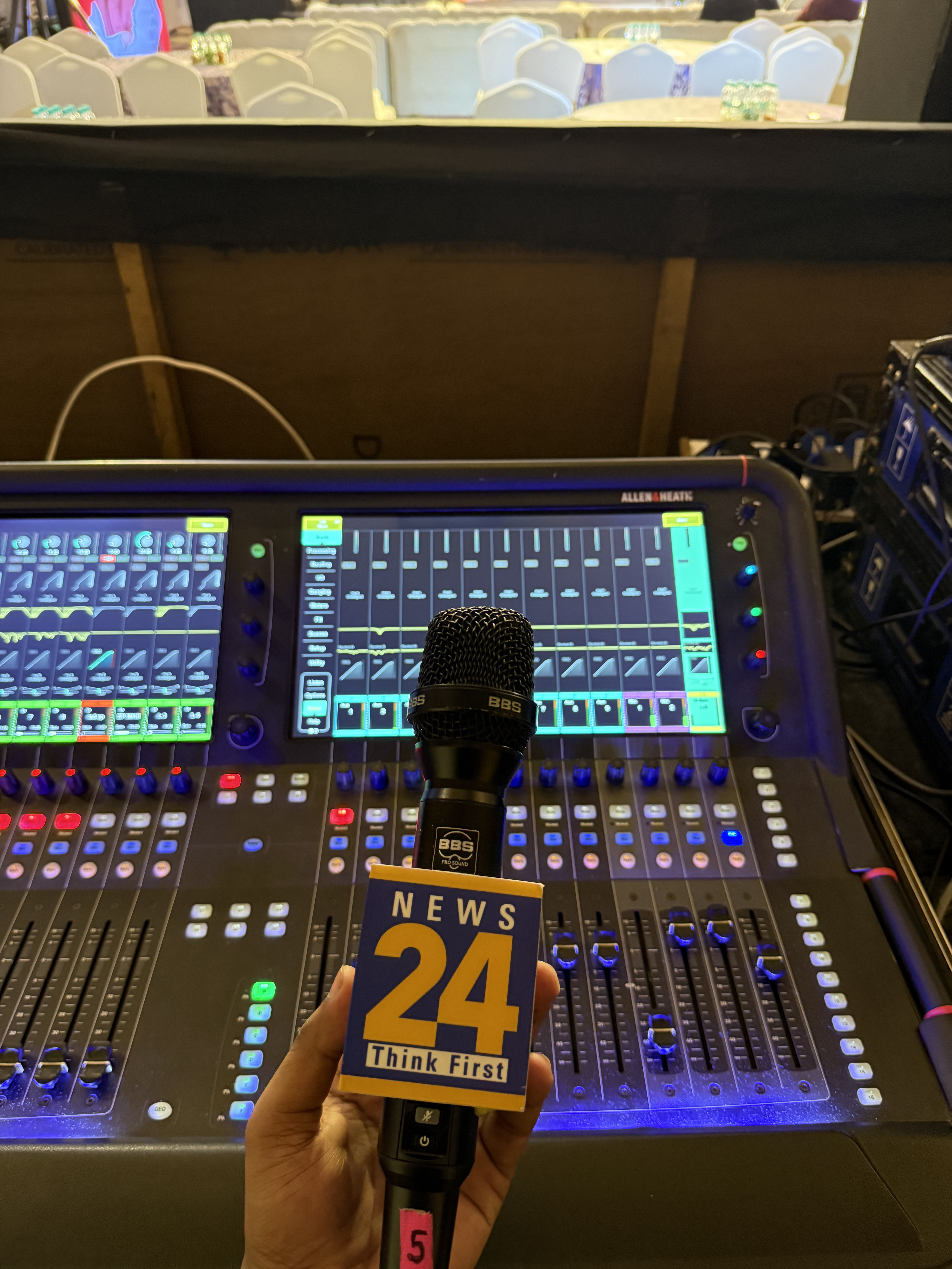Sound mixer console